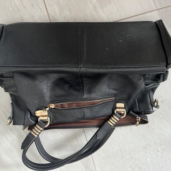 Black leather bag with gold accents and ‘swallow’/bird charm or labrl - Picture 3 of 7